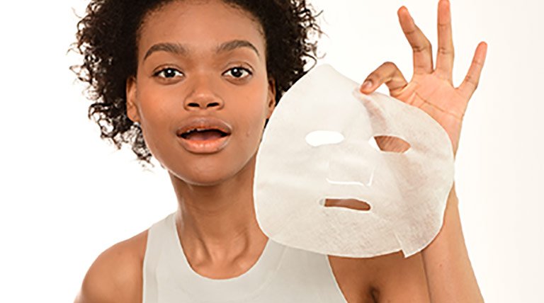 Model holding sheet mask, facial mask